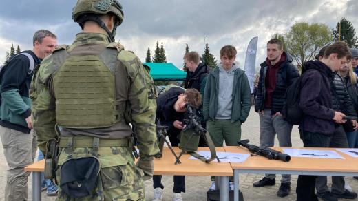 Tankisti z Přáslavic ukázali středoškolákům své zbraně