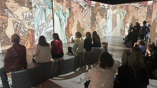 Alfons Mucha-Magie secese je imerzivní výstava