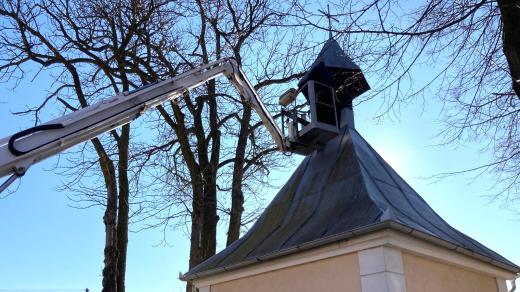 Instalace renovovaného zvonu do věže kaple v Dobronicích u Chýnova
