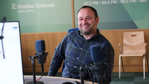 Vladan Kárník ve studiu Českého rozhlasu Hradec Králové