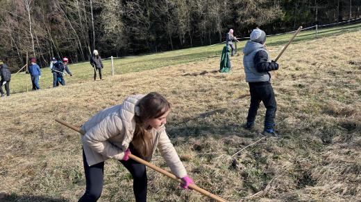 Žáci ZŠ Náměstí Míru ve Vrchlabí vyměnili třídu za horskou louku, aby pomohli s úklidem po zimě