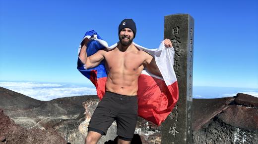 Dominik Luks při prvním světovém otužileckém výstupu na Mt. Fuji v Japonsku v roce 2024