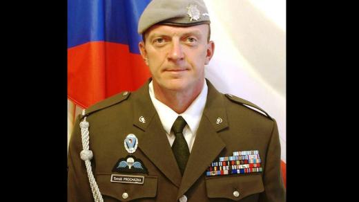 Dvaačtyřicetiletý vojenský kynolog Tomáš Procházka z Hrádku nad Nsiou zahynul koncem října na misi v Afghánistánu