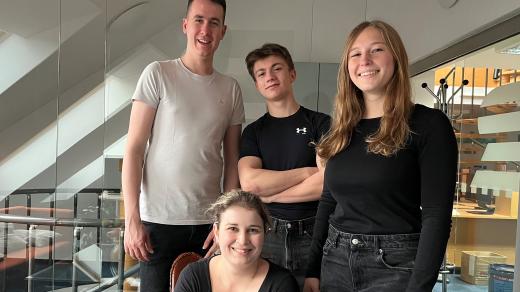 Mladí herci Studia Laik Pardubice se svou dramaturgyní Kristýnou Pleškovou