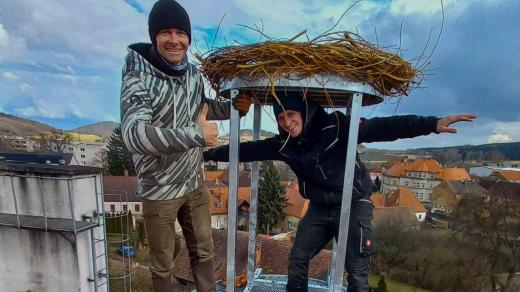 Lubor Křížek a Karel Šebek u čapího hnízda v Neveklově