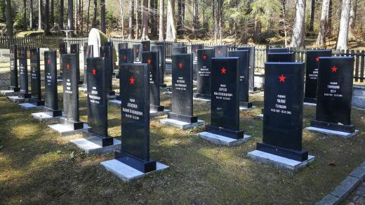 Hroby sovětských zajatců na lesním hřbitově u Domašova na Jesenicku