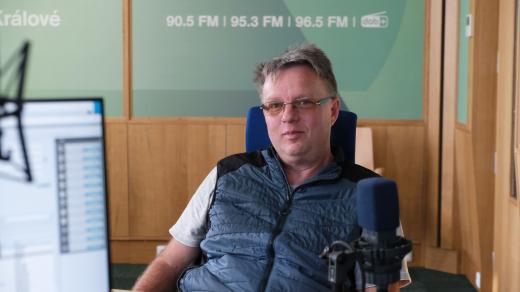 Pavel Mrázek ve studiu Českého rozhlasu Hradec Králové