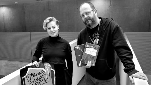 Marie Fišerová, autorka Mazinerie a autor knihy Dělej něco a Archívu českých a slovenských fanzinů Miroslav Michela v ArtCafé