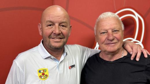 Moderátor pořadu Na place Pavel Nečas s bývalým hokejovým útočníkem Pavlem Richterem