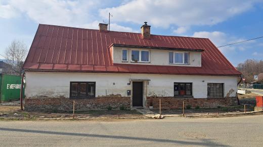 Dům rodiny Minkových z obce Písečná na začátku dubna roku 2025
