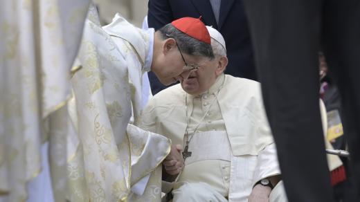 Filipínský kardinál Luis Antonio Tagle a zesnulý papež František