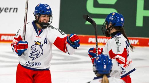 Denisa Křížová (vlevo) se spoluhráčkami z reprezentace