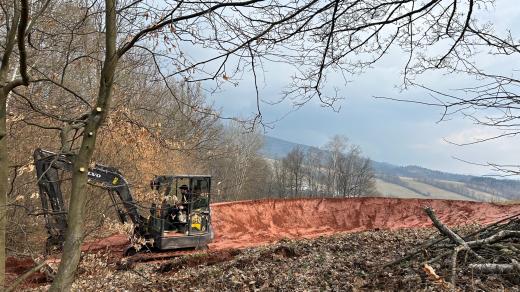 Cyklisté vystřídají na svazích v Mladých Bukách lyžaře. Začala úprava a budování trailových tratí
