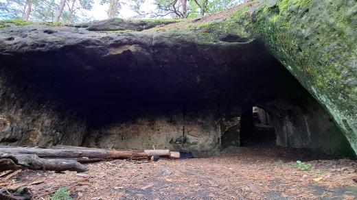 Pohled do vnitřního prostoru jeskyně Kostelíček v místě hlavního vstupu