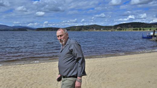 Václav Hýsek na pláži u Lipna, kde bylo nalezeno tělo Gabriely S.