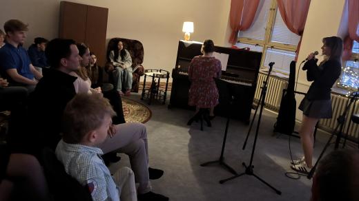 Netradiční "koncert v obýváku" se konal na ZUŠ Střezina v Hradci Králové. Děti předvedly, co umí