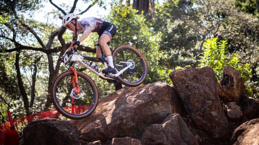 Simona Spěšná na trati druhého závodu UCI světového poháru horských kol Cross-Country v brazilském Araxa, 12. dubna 2025