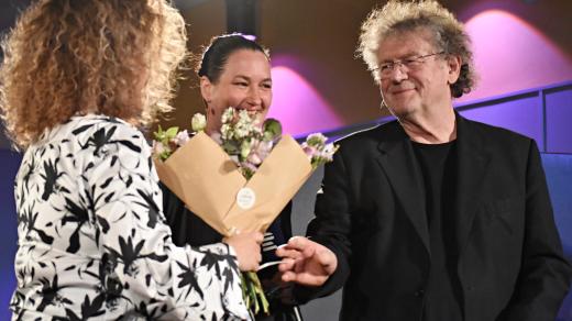 Milan Kaplan gratuluje oceněným Saši Niklíčkové a Martině Trchové (uprostřed)