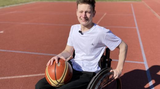 Láďa v areálu pražského Jedličkova ústavu, kde je i hřiště na basketbal