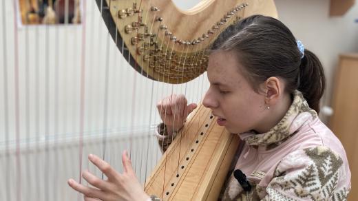 Nadaná harfistka Linda vybírá peníze na vlastní nástroj