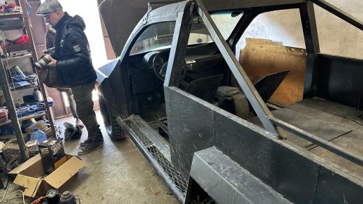 Jedná se off-road nebo jiné auto s pohonem na všechna čtyři kola, vyndají se veškeré zbytečnosti, jako jsou dveře nebo čalounění a předělají se sedadla