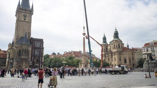 Mariánský sloup se vrátil na Staroměstské náměstí