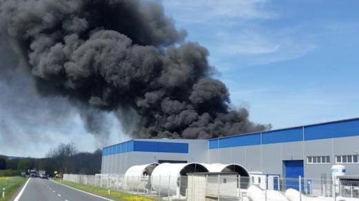 V Chodové Plané na Tachovsku hoří firma