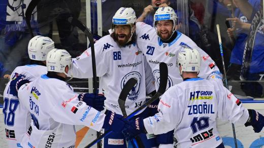 Hokejisté Komety Brno se radují z gólu proti Karlovým Varům