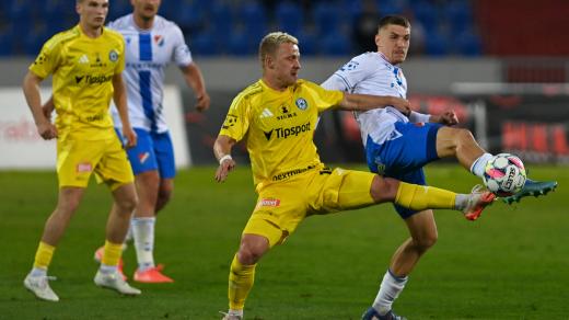 Olomoucký Filip Zorvan v souboji o míč s ostravským Tomášem Rigem