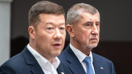 Předseda SPD Tomio Okamura (vlevo) a předseda hnutí ANO Andrej Babiš na tiskové konferenci opozičních stran ANO a SPD po opuštění jednacího sálu na mimořádné schůzi Sněmovny