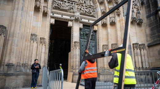 Stěhování do katedrály přilákalo značnou pozornost