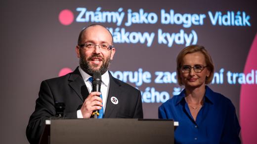 Předseda hnutí Stačilo! Daniel Sterzik a europoslankyně Kateřina Konečná na tiskové konferenci k představení lídrů kandidátek a programu hnutí Stačilo! pro sněmovní volby 2025