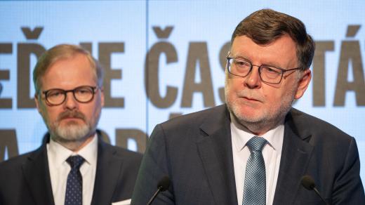 Předseda ODS Petr Fiala (vlevo) a ministr financí Zbyněk Stanjura (vpravo) při podpisu koaliční smlouvy Spolu pro podzimní sněmovní volby