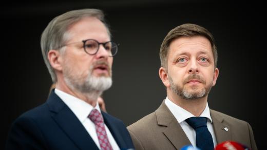 Premiér Petr Fiala a ministr vnitra Vít Rakušan (vpravo) vystoupili na tiskové konferenci k aktuálním krokům v řešení nelegální migrace