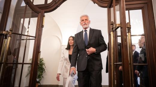 Prezident Petr Pavel přichází na mimořádnou schůzi Poslanecké sněmovny ke koncepci armády do roku 2035
