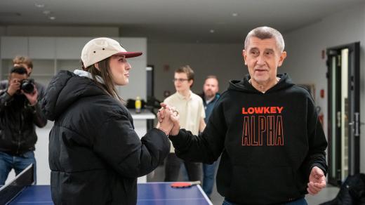 Andrej Babiš hraje pinčes v rámci předvolebního setkání v pražských Řepích s členkou týmu pro správu sociálních sítí hnutí ANO