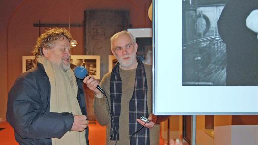 Výtvarný redaktor Karel Oujezdský natáčí rozhovor s fotografem Antonínem Kratochvilem (na výstavě nazvané „Ženy Antonína Kratochvila“ v Galerii Jedné věci na Starém Městě)