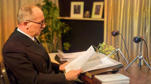 Edvard Beneš v rozhlasovém studiu (1937, digitálně kolorováno)