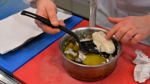 Díky pošírování treska neztratí tolik rybí chuť a lanýžovým olejem získá pokrm ještě další rozměr