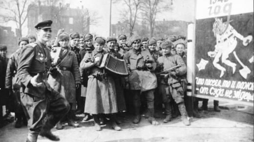 Sovětští vojáci oslavují konec války v Berlíně, 2. května 1945