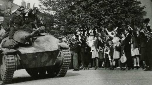 Příbramští občané nadšeně vítají 9. 5. 1945 příslušníky protibolševických jednotek ROA gen. A. A. Vlasova z 3. pluku 1. divize, kteří zde svedli s německými vojsky několik ozbrojených střetnutí
