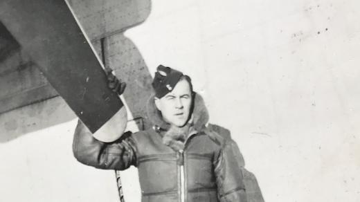 Karel Fialka starší bojoval v řadách britské armády a létal s bombardérem RAF. Prošel boji u Tobruku, v Sýrii a výcvikem ve Spojených státech