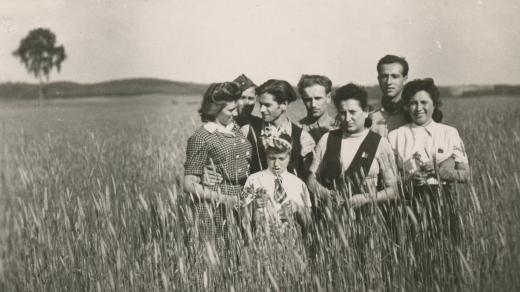 Josef Prušek se skupinou přátel, s kterými přijel z koncentračního tábora