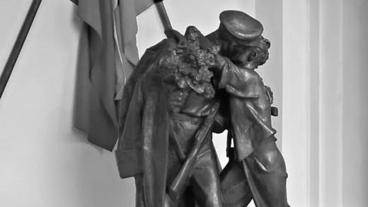 Socha rudoarmějce z expozice Vlastivědného muzea a galerie v České Lípě Narativ 1945 - ilustrační snímek