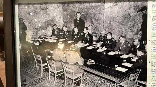 U stolu v Remeši seděl americký generál Bedell Smith, za Francouze tam byl generál Francois Sevez a za Sověty dohodu podepsal generál Ivan Susloparov, který k tomu ale neměl svolení Stalina