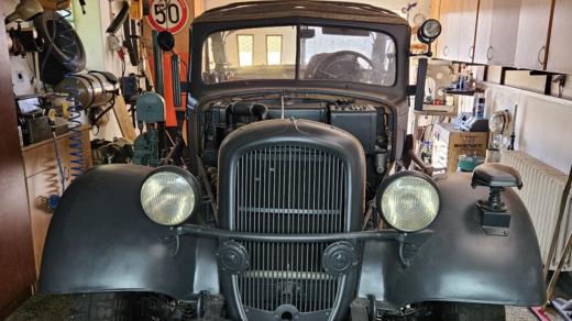 Gestapácké auto. Už 13 let opravují hasiči v Osečnici automobilového veterána z roku 1943