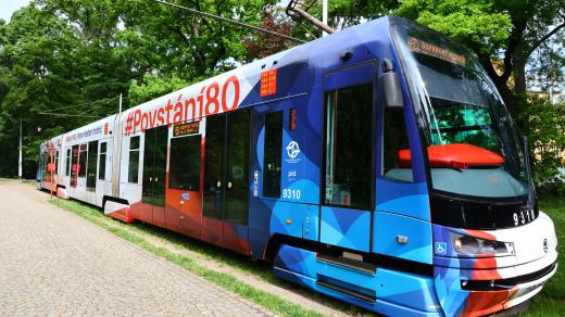 Tramvaj odkazující na výročí 80 let od Pražského povstání