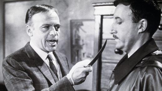 Herbert Lom jako Charles Dreyfus ve filmu Růžový panter. Vpravo Peter Sellers