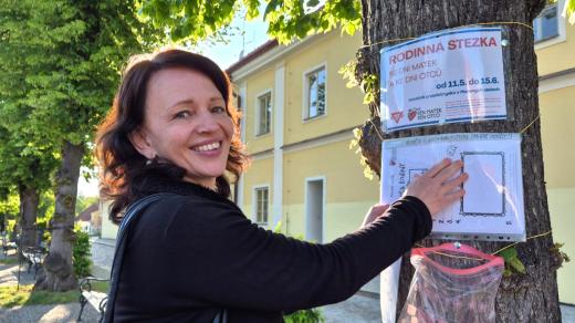 Rodinná stezka v Husových sadech v centru Jindřichova Hradce, kterou připravila organizace YMCA