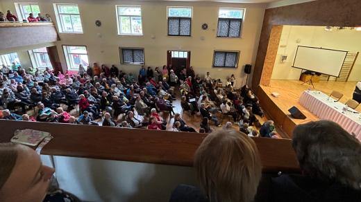 Až po střechu zaplnili kulturák v Dolní Branné fanoušci biatlonu. Na besedu přijela stříbrná štafeta